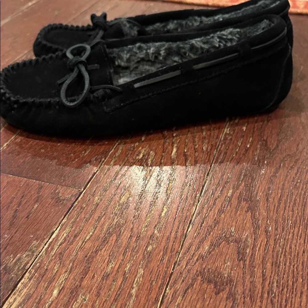 Minnetonka Women's Classic Black Moccasins - Picture 5 of 10